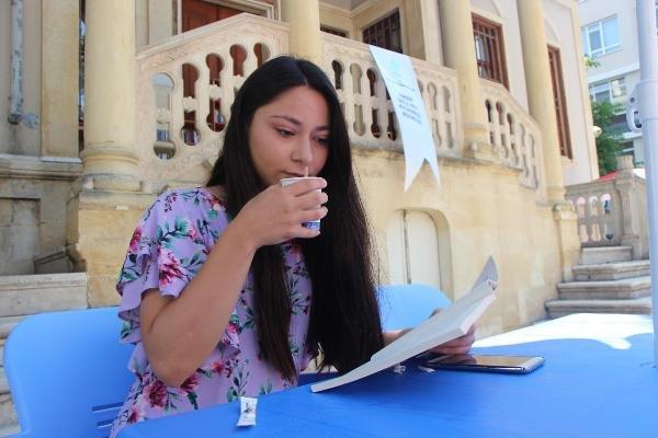 Kitap okuyana çay bedava