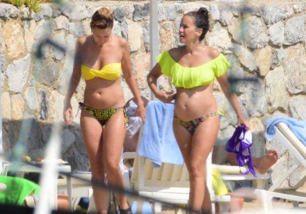 Özge Özder arkadaşlarıyla balayında