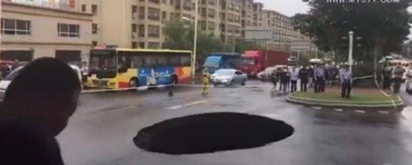 Çin'de devasa çukur araçları yuttu