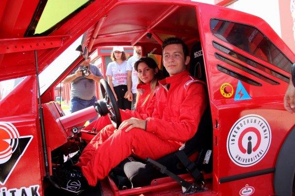 TÜBİTAK yarışması için elektrikli otomobil ürettiler
