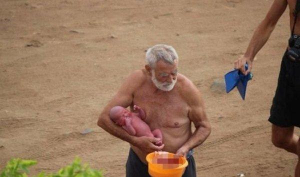 Rus turist bebeğini denizde doğurdu