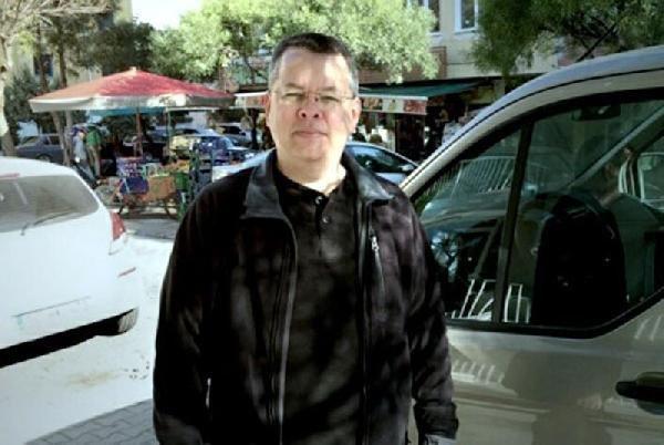 Rahip Brunson'ın eşi kilisede