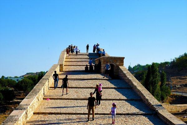 Malabadi Köprüsü yıllara meydan okuyor