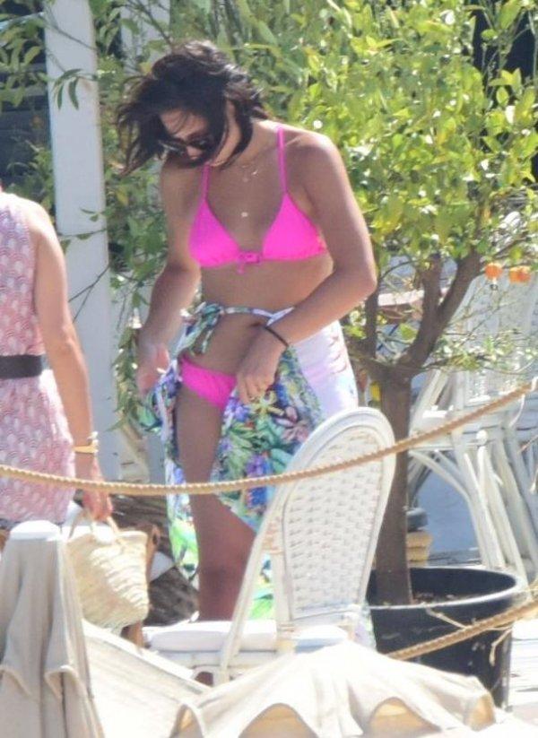 Zehra Çilingiroğlu'nun plaj pozları