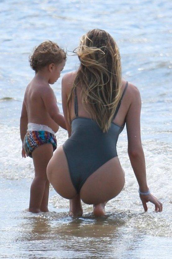 Candice Swanepoel'den emzirme pozu