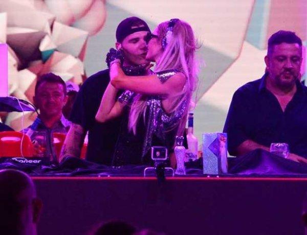 Paris Hilton sahnede aşka geldi