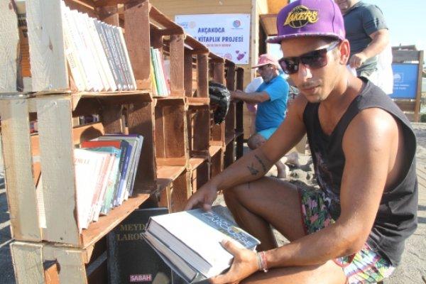 Meyve kasalarından kütüphane