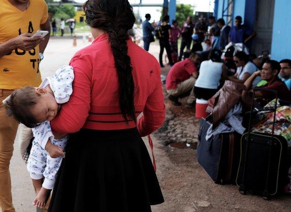 Brezilya sınırını Venezuelalı göçmenlere kapattı