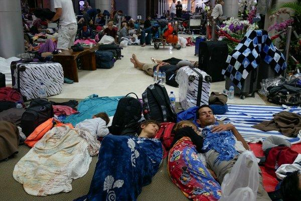 Endonezya'da turistlerin kaçışı sürüyor