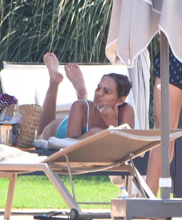 Demet Akalın tektaşıyla güneşlendi