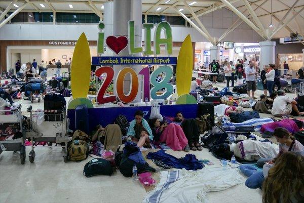 Endonezya'da turistlerin kaçışı sürüyor