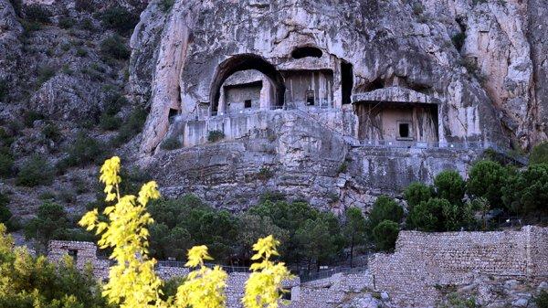 Kral Kaya Mezarları'na ziyaretçi akını