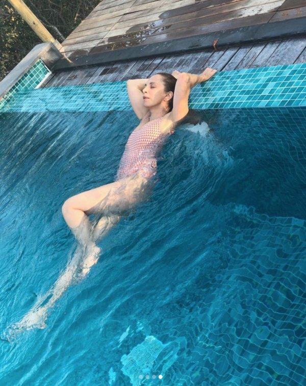 Sertab Erener'den havuz pozu