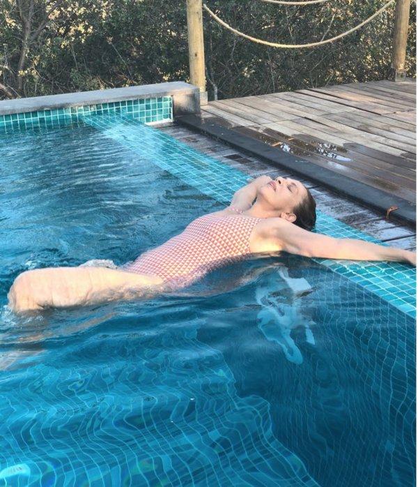 Sertab Erener'den havuz pozu