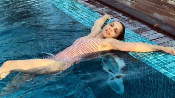 Sertab Erener'den havuz pozu