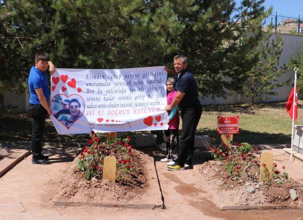 Şehit eşinin doğum gününü mezarı başında kutladı