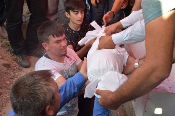 Şehit eşinin doğum gününü mezarı başında kutladı