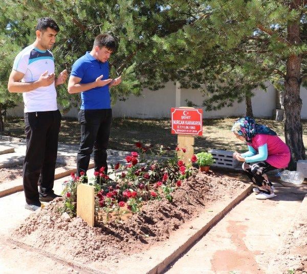 Şehit eşinin doğum gününü mezarı başında kutladı