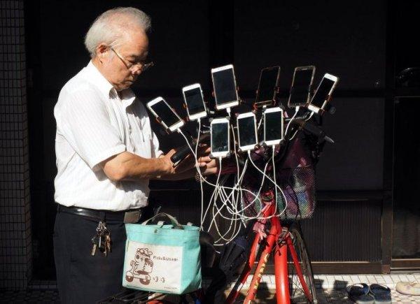 Torununa özenen adam 11 telefonla Pokemon peşinde