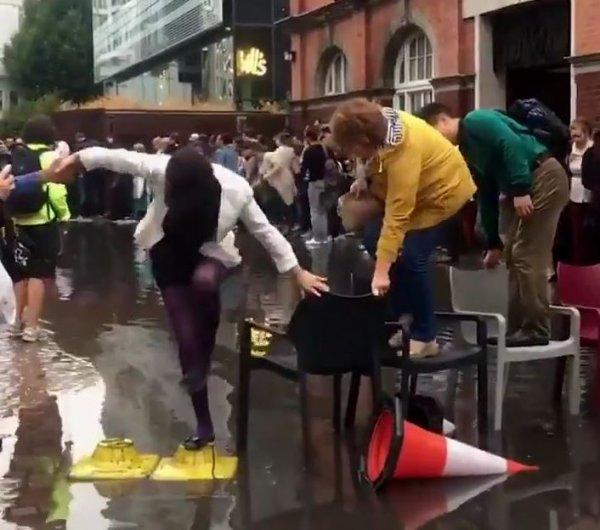 Sandalye köprüsüyle karşıdan karşıya geçen İngilizler