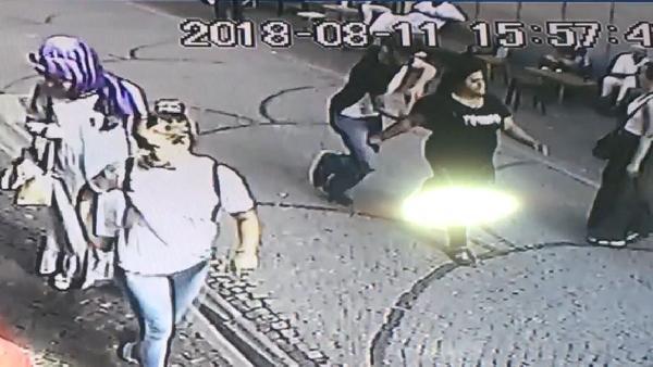 Tartıştığı sevgilisini sokak ortasında bıçakladı