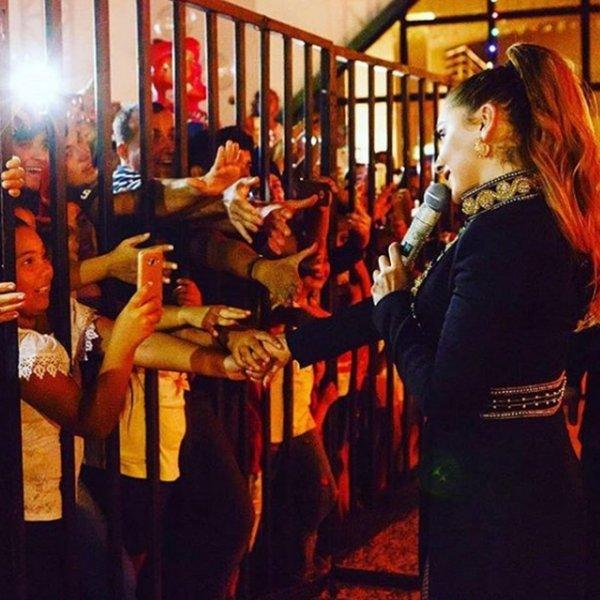 Hadise hayranlarıyla demir parmaklıkların arkasından selamlaştı