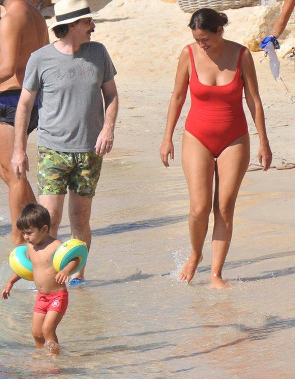 Erdal Beşikçioğlu ailesiyle Çeşme'de