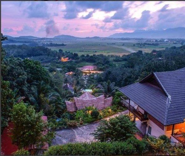 Burcu Biricik eşiyle Uzak Doğu'da