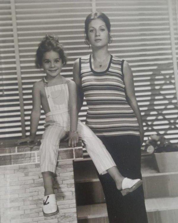 Demet Sağıroğlu küçüklük fotoğrafını paylaştı