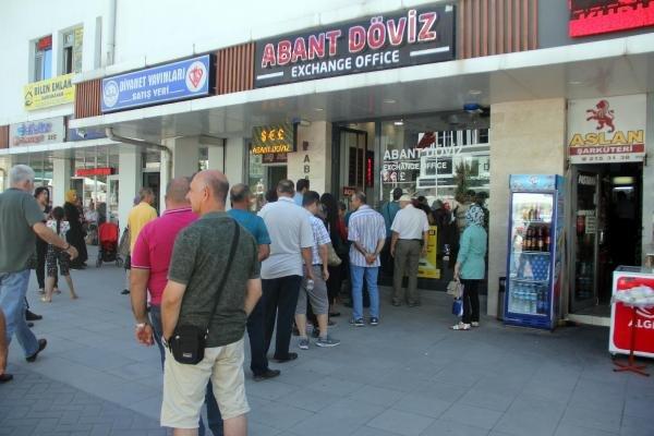 Vatandaşlar döviz bozdurmak için kuyruğa girdi