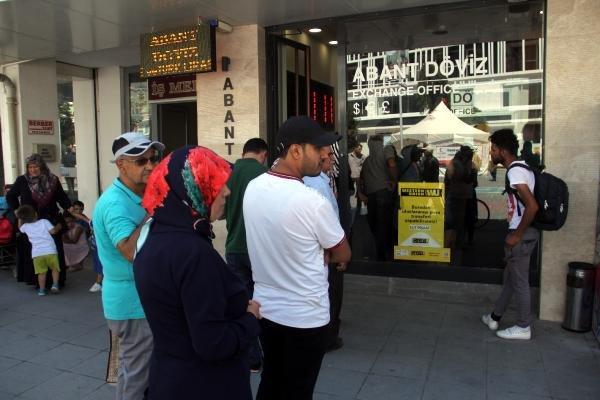 Vatandaşlar döviz bozdurmak için kuyruğa girdi