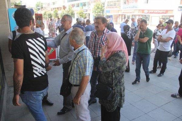 Vatandaşlar döviz bozdurmak için kuyruğa girdi