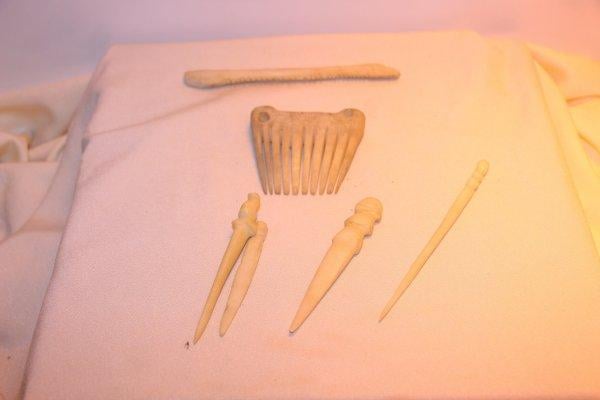 İlk tarak ve kartvizitler görenleri şaşırtıyor