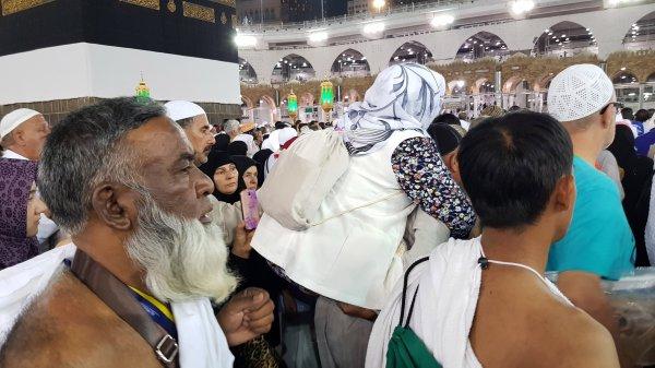 Annesini sırtında tavaf ettirdi