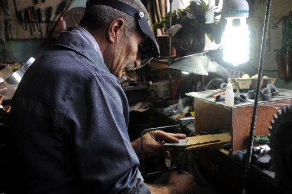 Boynuzu işleyerek takıya dönüştürüyor