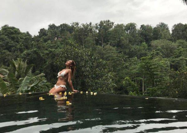 Özge Özder'den balayı pozu