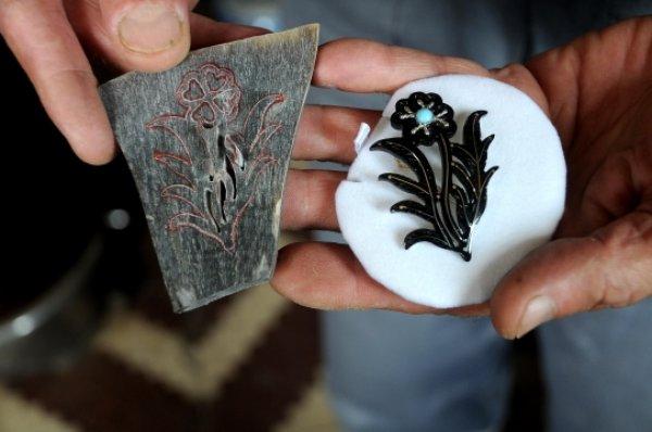 Boynuzu işleyerek takıya dönüştürüyor