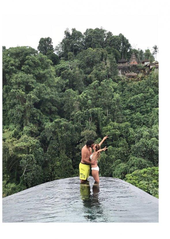 Özge Özder'den balayı pozu