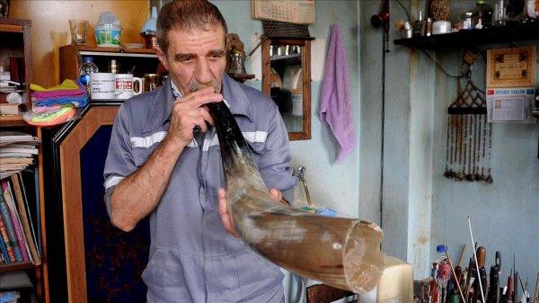 Boynuzu işleyerek takıya dönüştürüyor