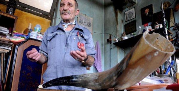 Boynuzu işleyerek takıya dönüştürüyor