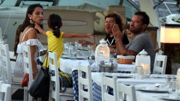 Ozan Doğulu'nun aile yemeği