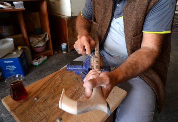 Bastonları taş işçiliğiyle süslüyorlar