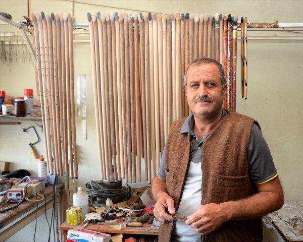 Bastonları taş işçiliğiyle süslüyorlar