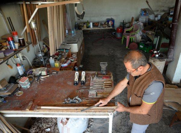 Bastonları taş işçiliğiyle süslüyorlar