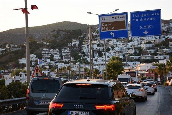 Tatil merkezlerinde bayram trafiği arttı
