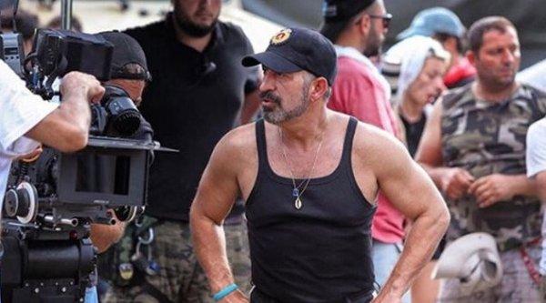 Cem Yılmaz kaslarını paylaştı