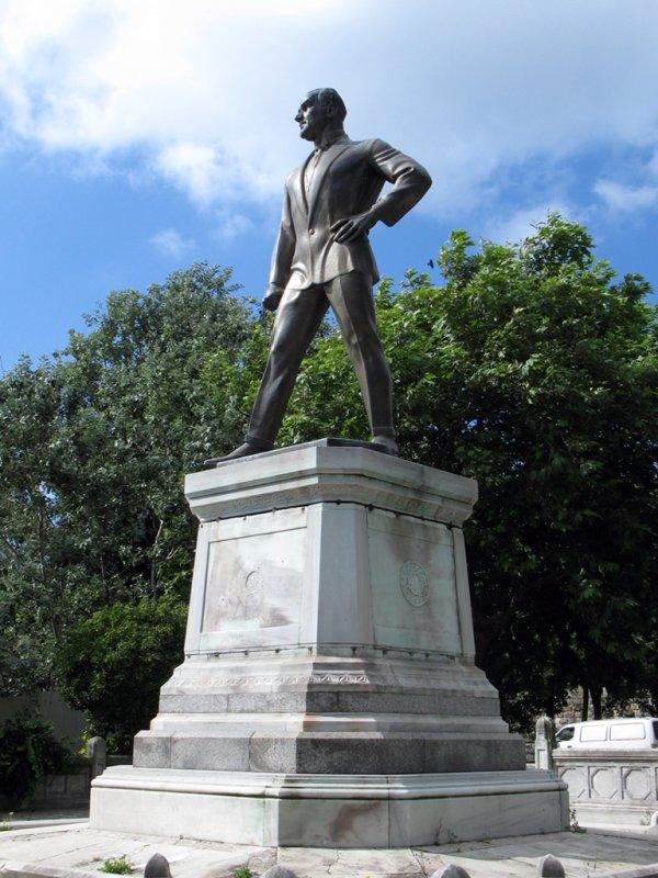 CHP Sarayburnu'ndaki Atatürk heykelinin önünü açtırdı