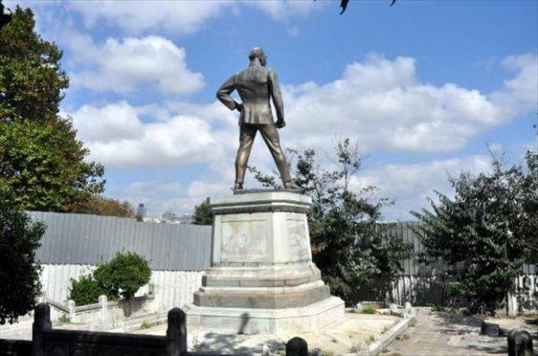 CHP Sarayburnu'ndaki Atatürk heykelinin önünü açtırdı