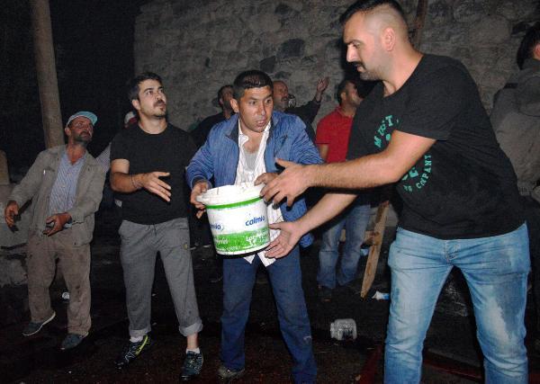 Erzurum'da köy yangını: 25 büyükbaş hayvan telef oldu