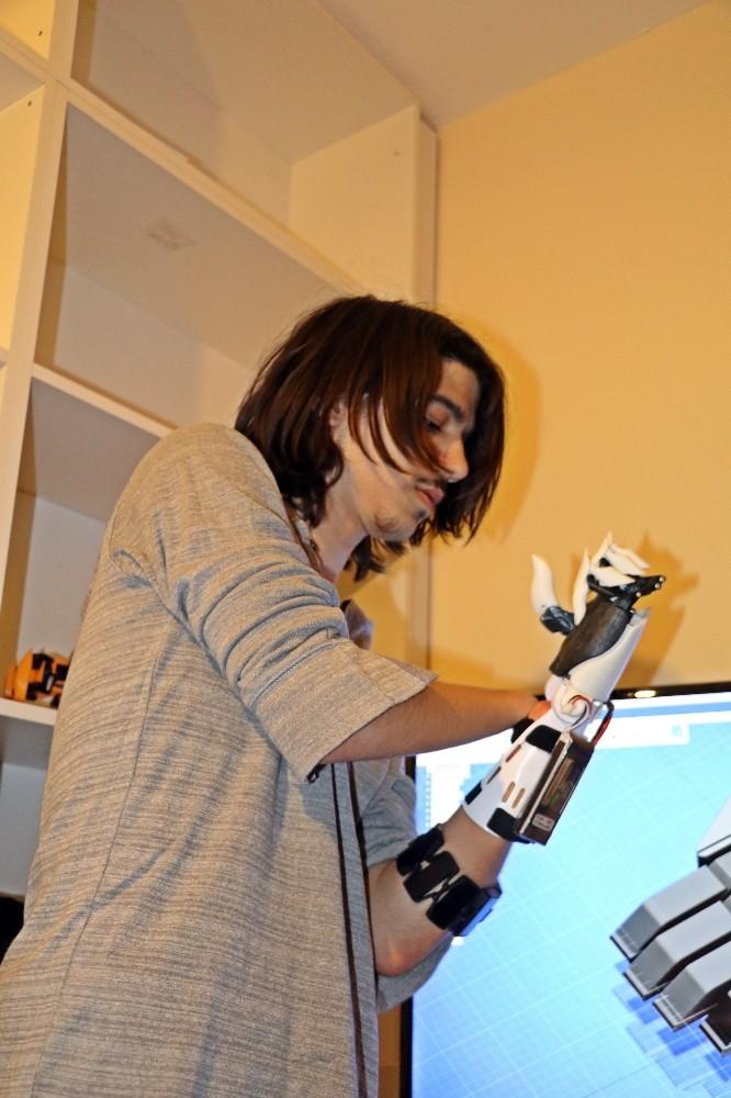 Deney yaparken ellerini ve gözünü kaybetti ama vazgeçmedi